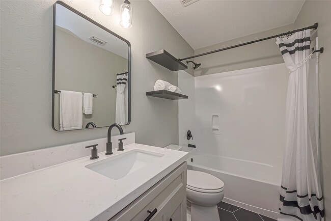 Building Photo - 2 Garden Lodge Pl