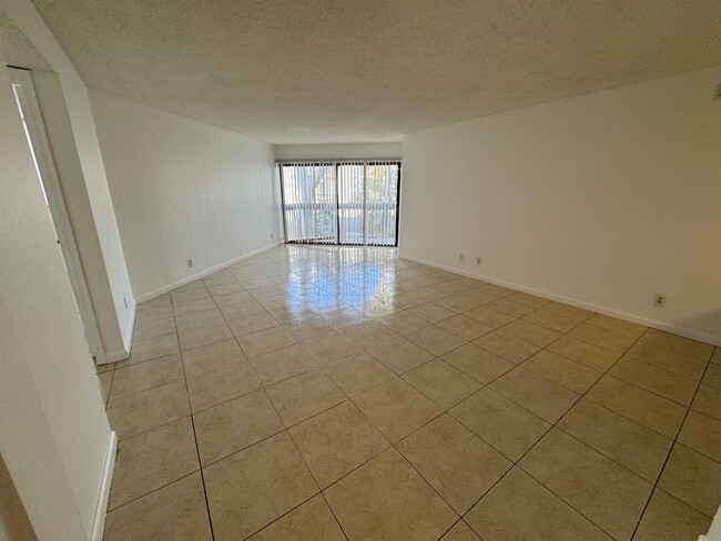 Building Photo - Spacious 2 bedroom, 2 bath condo, West Pal...