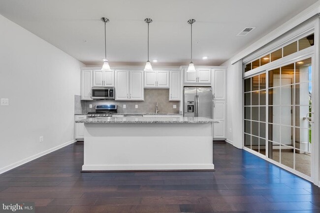 Building Photo - 23290 Milltown Knoll Square
