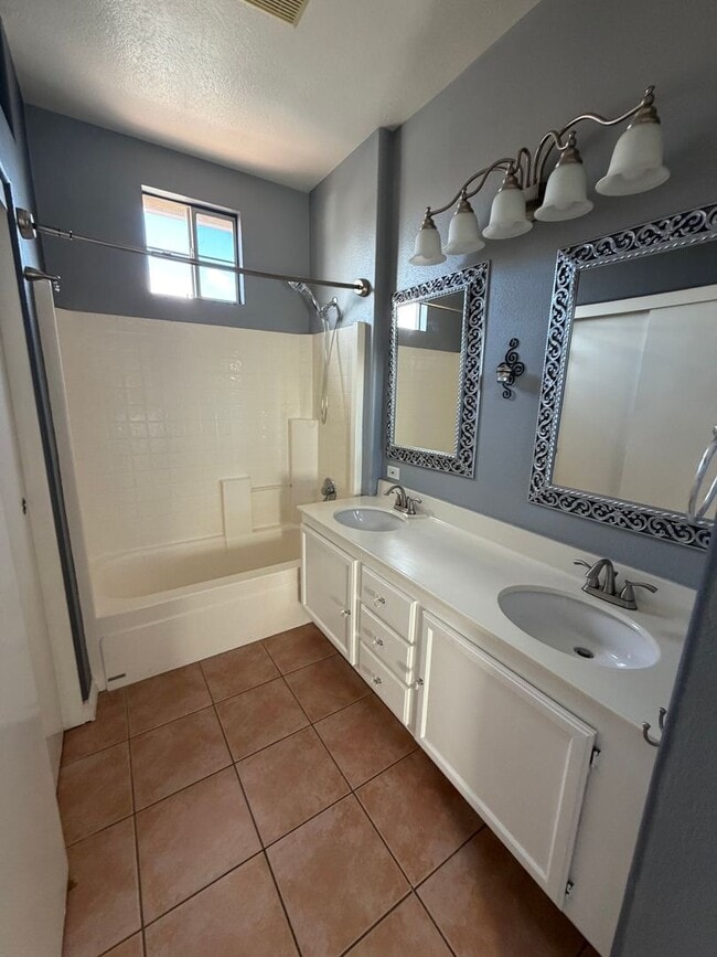 Building Photo - 3 Bed, 2.5 Bath Townhome in gated Park Lane Community