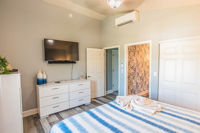 Building Photo - 2247 S Waterman Dr