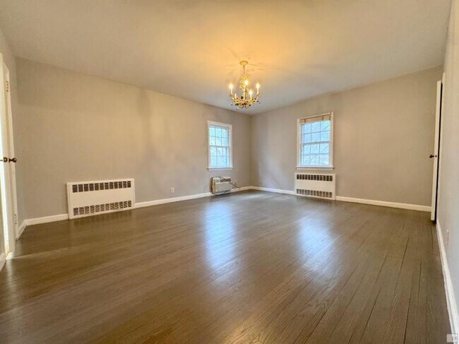 Building Photo - 4 bedroom in HOLLIS NY 11423
