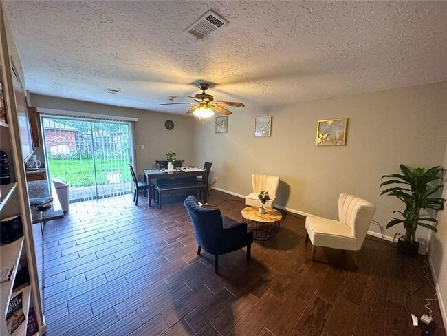 Building Photo - 9939 Valley Park Dr