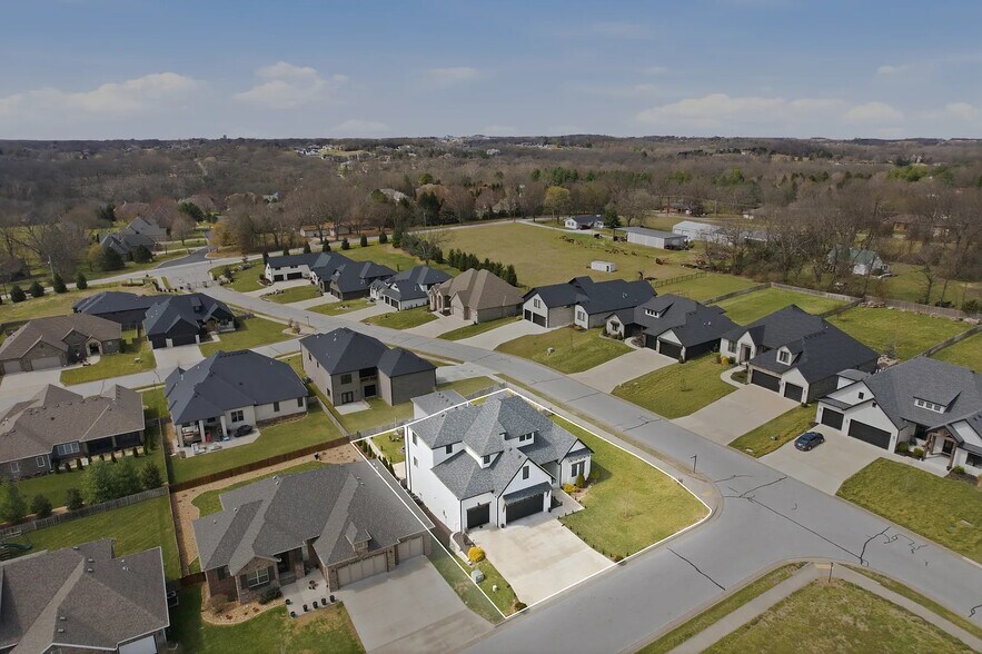 Building Photo - 703 S Hickory Dr