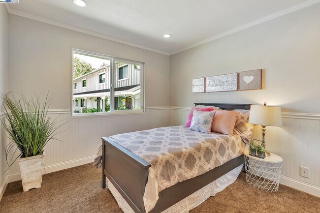 Building Photo - 544 La Copita Ct