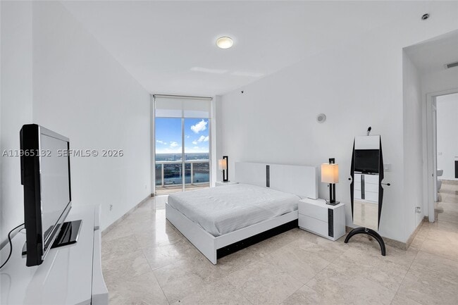 Building Photo - 16001 Collins Ave