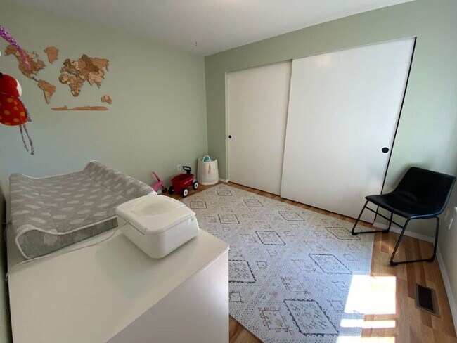 Building Photo - Quiet 3-Bed, 1.5-Bath Home with Large Encl...