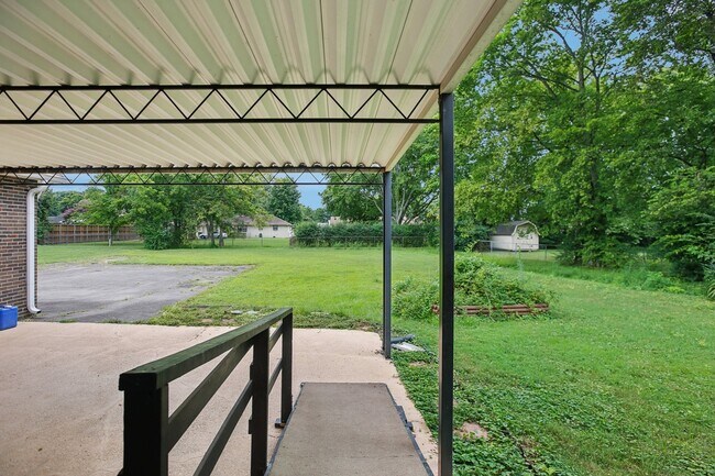 Building Photo - 8024 Regency Dr