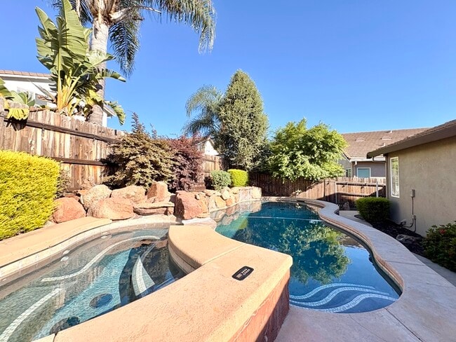 Building Photo - Beautiful 4 Bedroom with a large Pool! Located in Roseville close to a park!