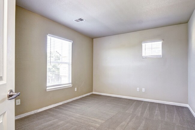 Building Photo - Meadows townhome 3 bed 2 bath, in Morgan's...