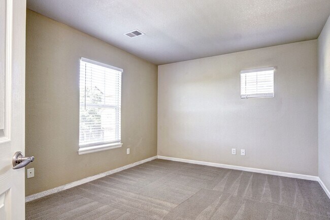 Building Photo - The Meadows townhome 3 bed 2 bath, in Morgan's Run Community!