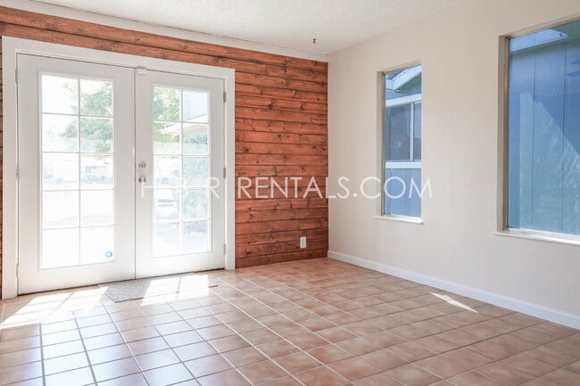 Building Photo - Spacious Family Retreat in Manteca, Ready ...