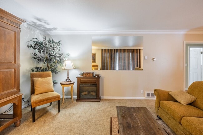 Building Photo - Your Fully Furnished 3 Bed 2 Bath Home Awaits Immediate Move-In!