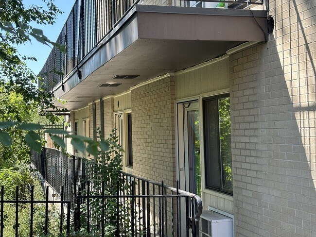 Building Photo - 599 Darwin St