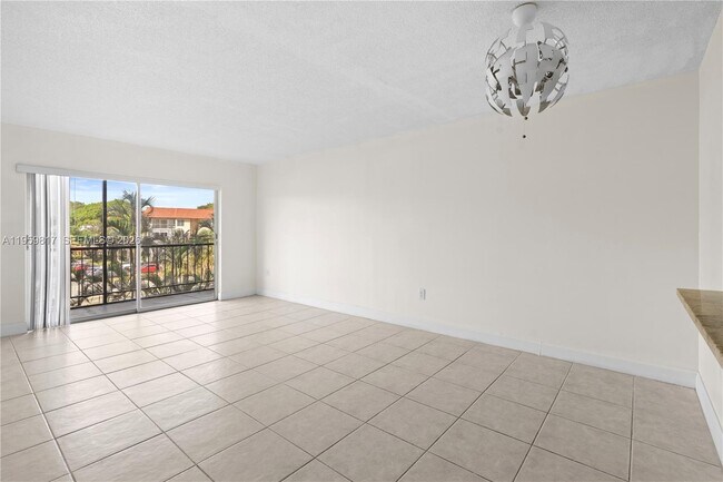 Building Photo - 4164 Inverrary Dr