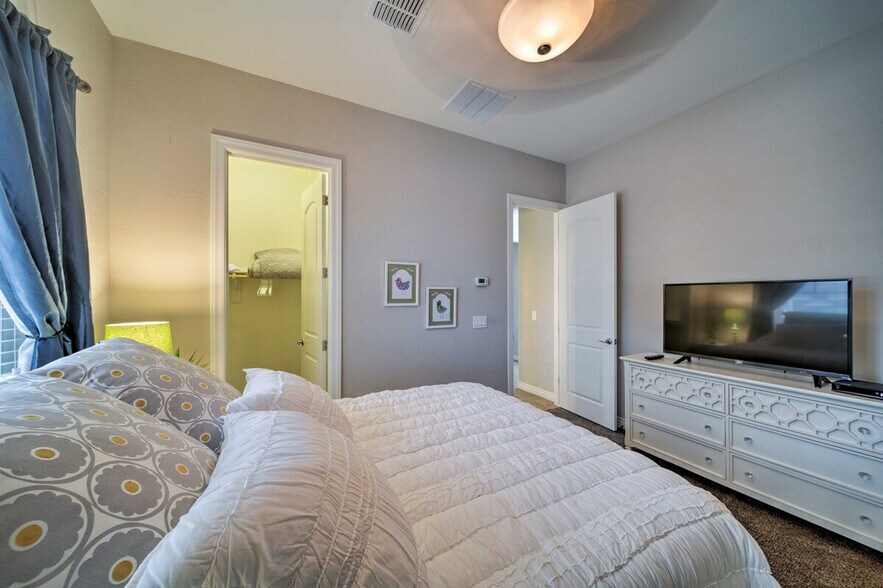 Building Photo - 18504 W Paradise Ln