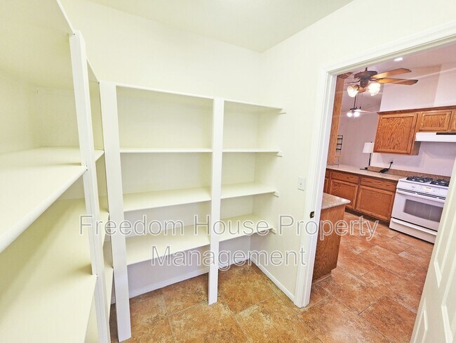 Building Photo - 3120 E Easy St