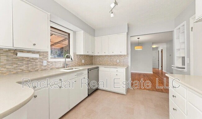 Building Photo - 1110 E 28th Ave