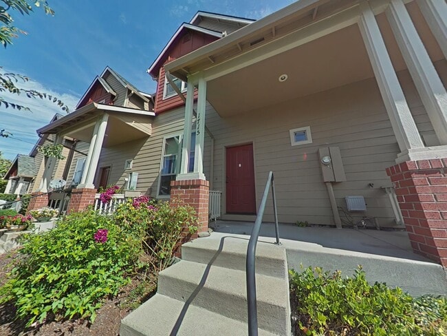 Primary Photo - 3 Bedroom House ~ Close to Campus