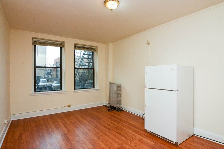 Building Photo - 3335 W Diversey Ave