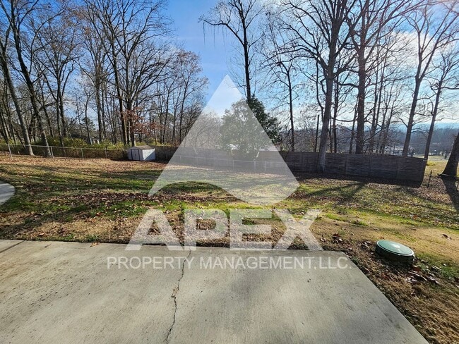 Building Photo - Spacious 4Bd – 2Ba Tri-Level Brick Home in North Knoxville!