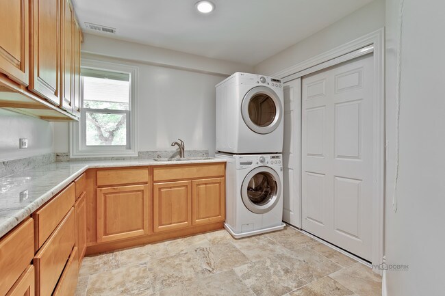 Building Photo - 24 Plymouth Ct