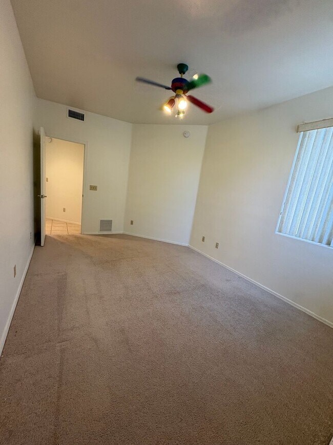 Building Photo - Well Maintained Home in  East Side Gated Community- 3Bd-A/C-Community Pools !!