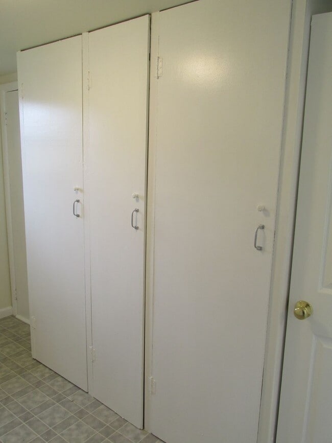 Building Photo - 2 Bedroom house in Burlington