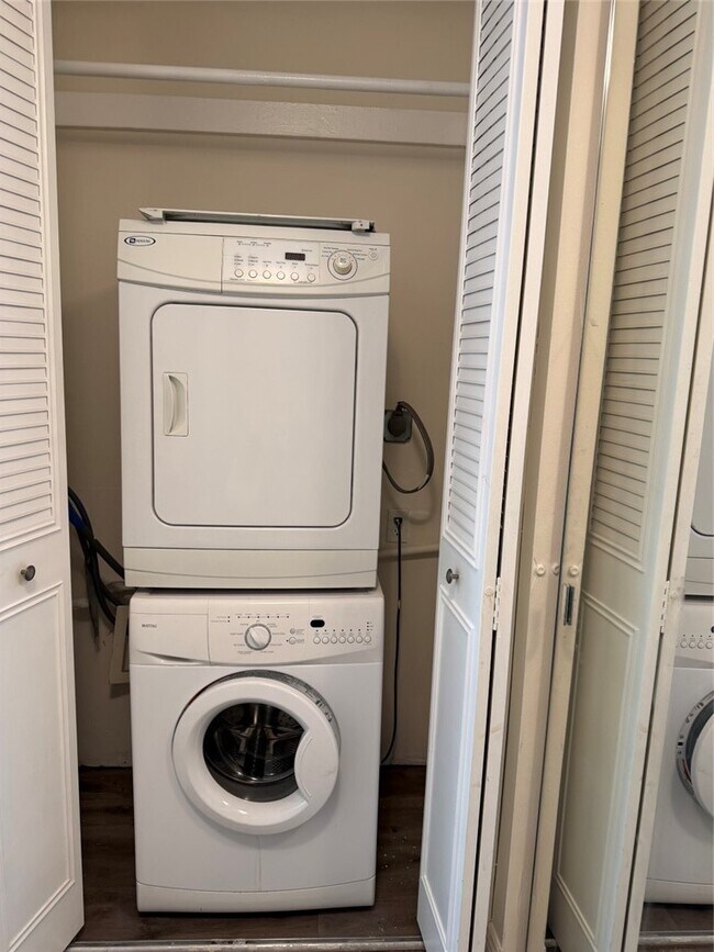 Building Photo - 5301 Balboa Blvd