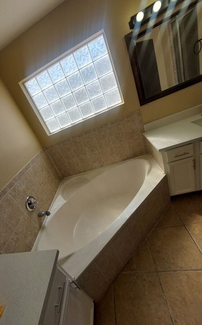 Building Photo - 4 BEDROOM 3 BATHROOM HOME! fully remodeled...