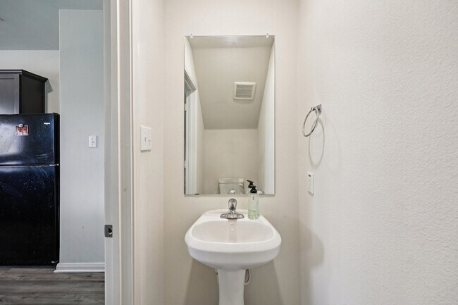 Building Photo - 1927 Churchill Downs Dr