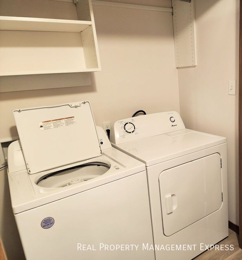 Building Photo - 3 Bedroom 2.5 Bathroom Townhome