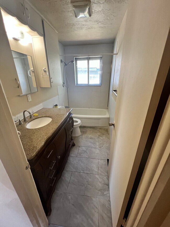 Building Photo - Charming, 2BD/1BA Duplex
