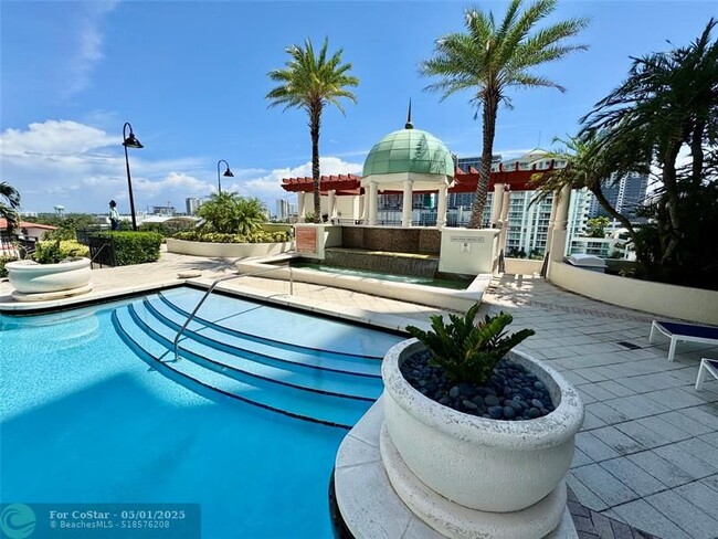 Building Photo - 610 W Las Olas Blvd