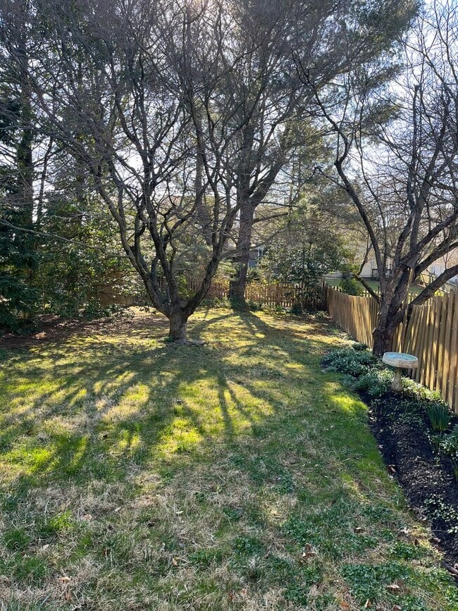 Building Photo - Beautifully updated 3 bedroom home in Ambl...