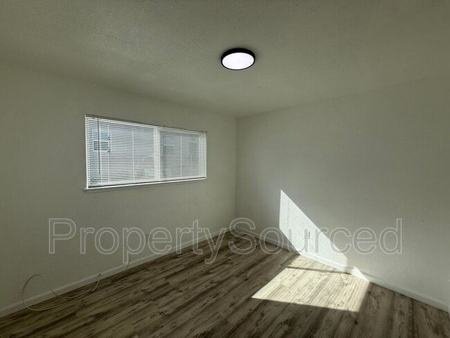 Building Photo - 911 E H St