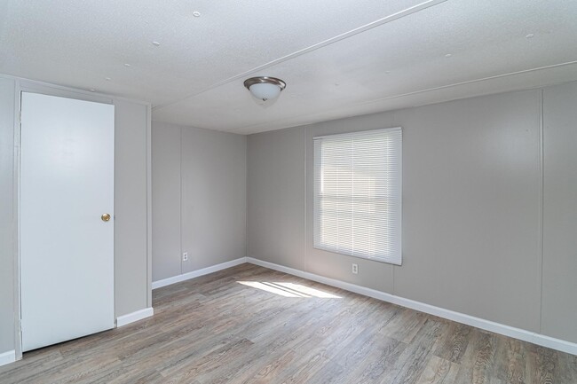 Building Photo - ADORABLE 2 BR | 2 BA in Pikeville * Weekly...