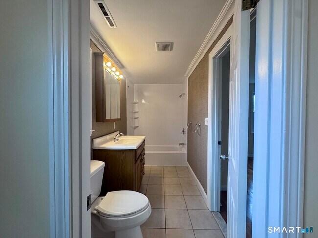 Building Photo - 85 Ivy St