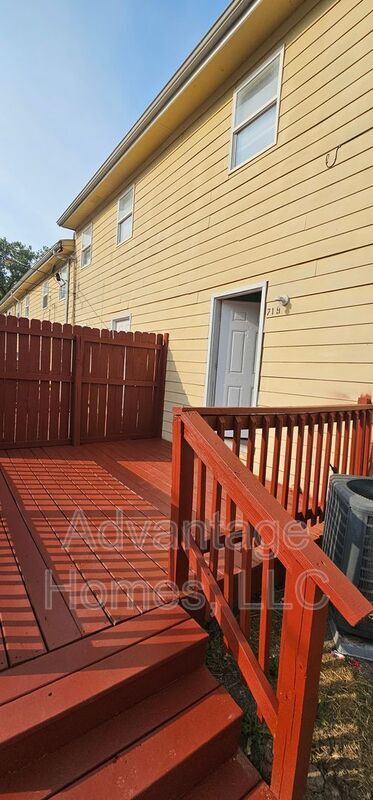 Building Photo - 721 N 70th Terrace