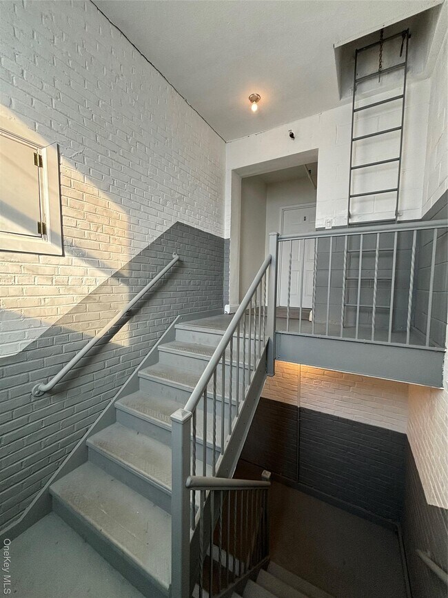 Building Photo - 90 E Main St