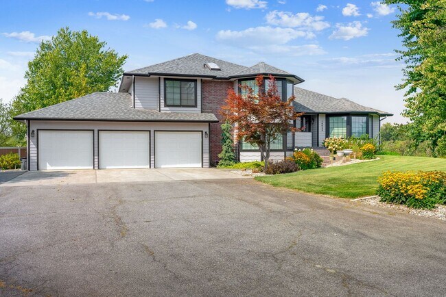 Primary Photo - Stunning Home and Three Bay Shop Along Spo...