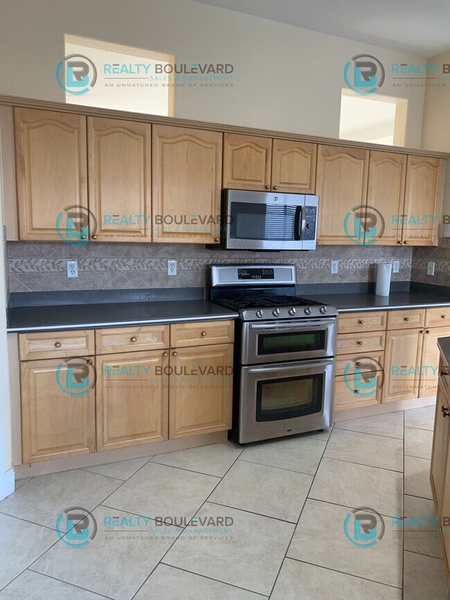 Building Photo - Beautiful 3 Bedroom, 2Bath, 3 Car Garage home in South Reno With Large Back Yard and Hot Tub!