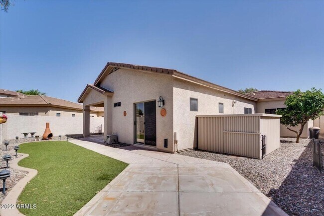 Building Photo - 902 E Madeline Dr