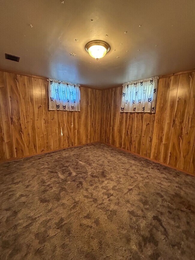 Building Photo - Charming 3 Bedroom Home with Large Heated ...