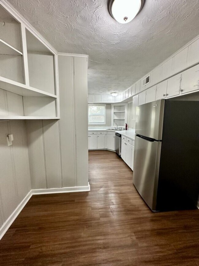 Building Photo - Newly Renovated 3 Bedroom House North Jack...
