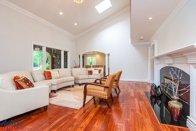 Building Photo - Stunning Home | Desirable Neighborhood | D...