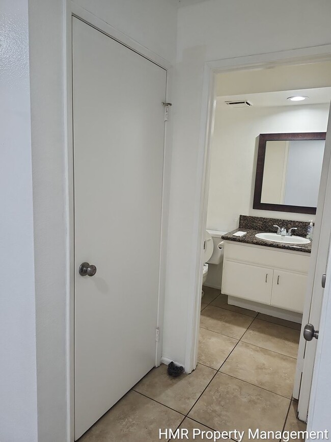 Building Photo - Spacious & Convenient 3-Bedroom Townhouse