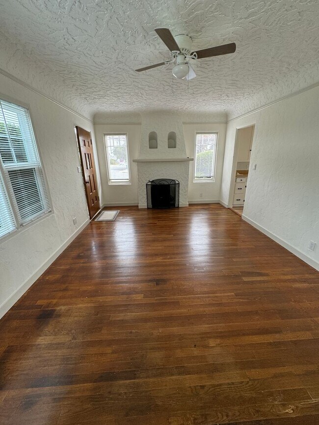 Building Photo - Pacific Grove Charmer