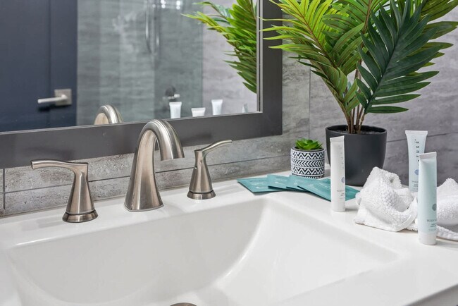 Building Photo - 8743 Thomas Dr