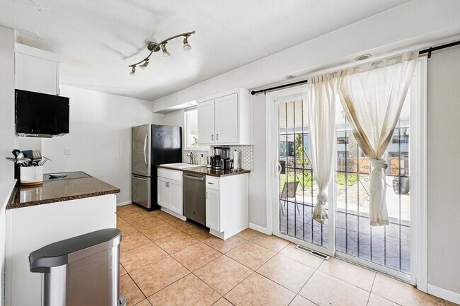 Building Photo - Updated 4-Bedroom Home with Large Backyard...